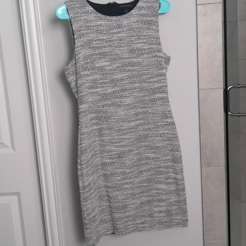 Like New Banana Republic Sleeveless Tweed Sheath Dress - 6 - Picture 3 of 3